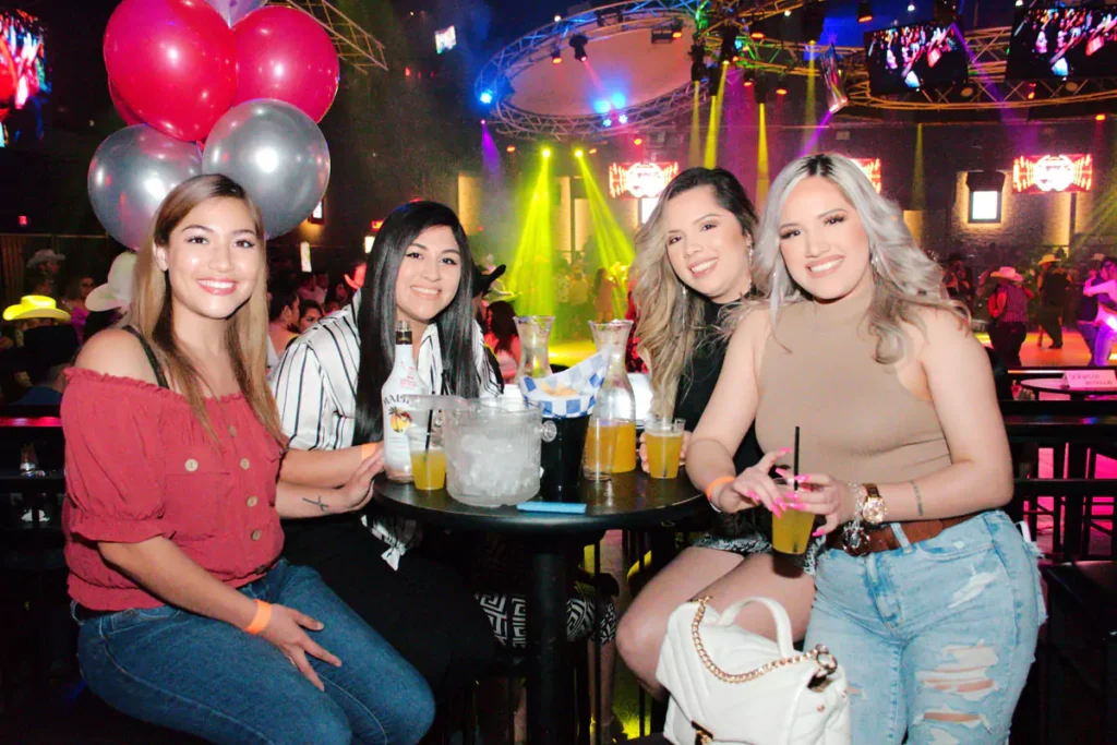 Mesa VIP con servicio de botella premium en Escapade 2001 Houston