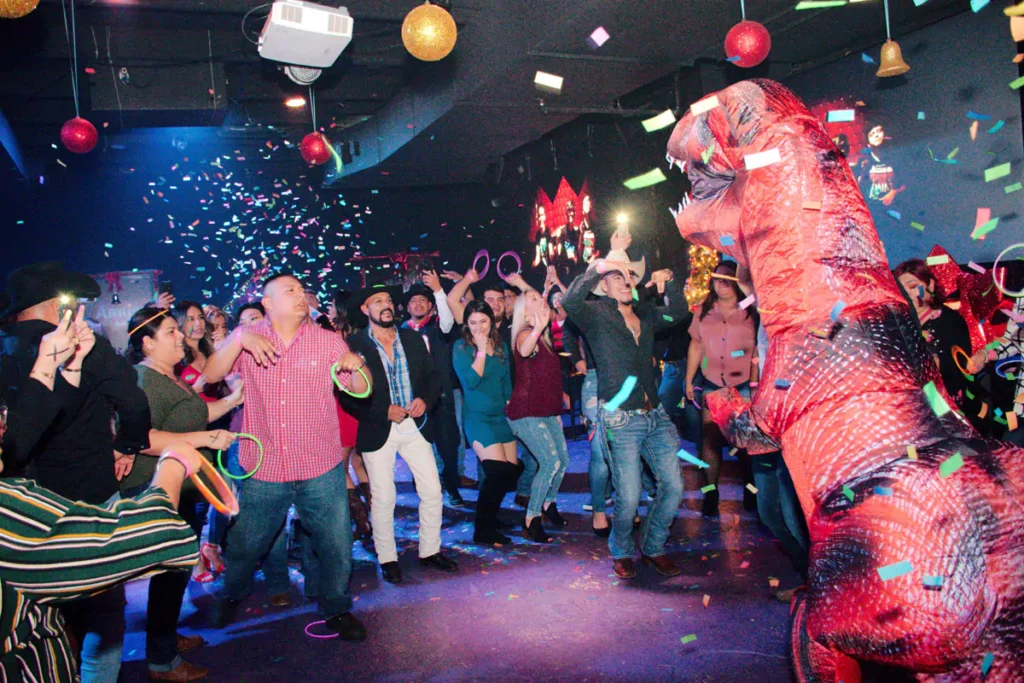 Gente bailando en antro latino Arriba La Vida en Houston