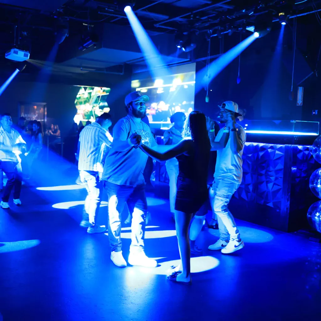 Efectos especiales y luces sobre la pista de baile en club latino Houston