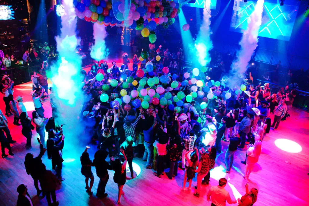 Vista panorámica del club con luces