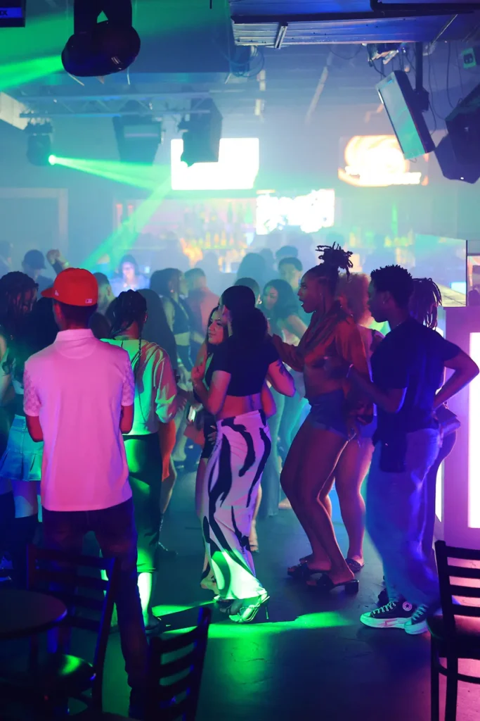 Jóvenes bailando en grupo en pista latina