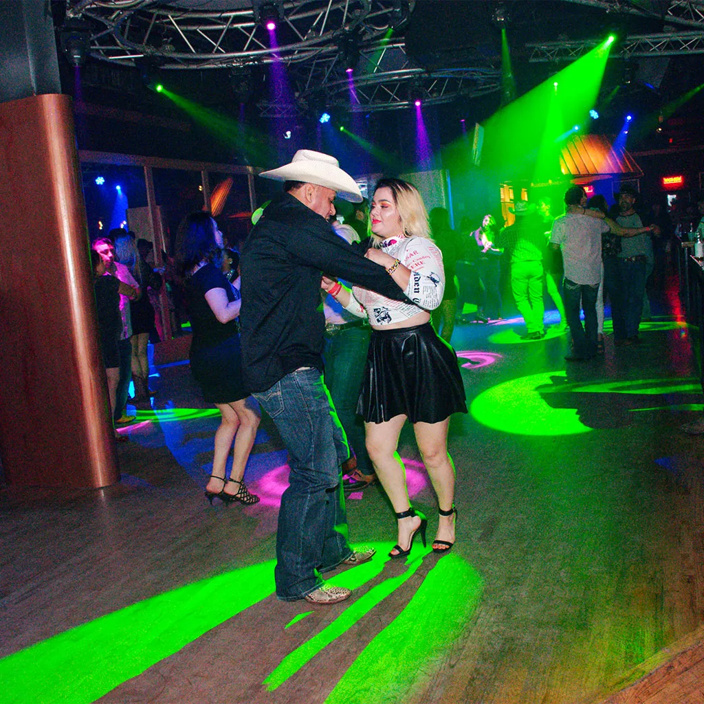 Pareja latina feliz disfrutando de música mexicana en Houston